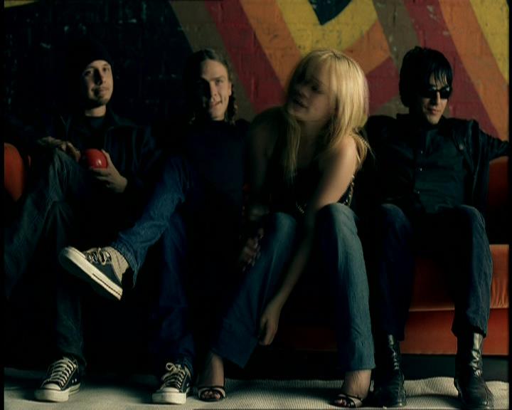 DailyDuff-dot-nl_GirlCanRockDVD-MusicVideoSoYesterday0137.jpg