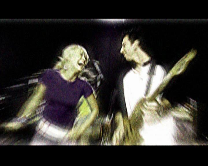 DailyDuff-dot-nl_GirlCanRockDVD-MusicVideoSoYesterdayLive0012.jpg