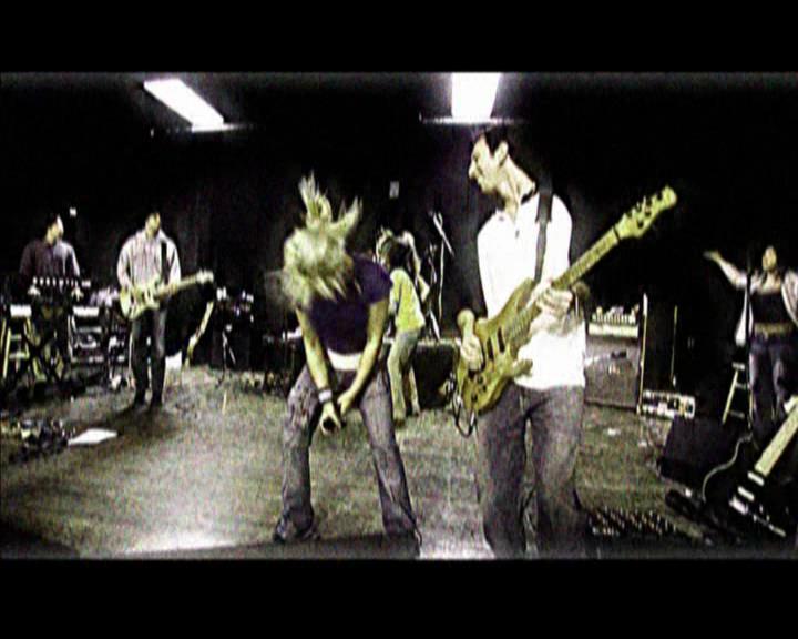 DailyDuff-dot-nl_GirlCanRockDVD-MusicVideoSoYesterdayLive0013.jpg