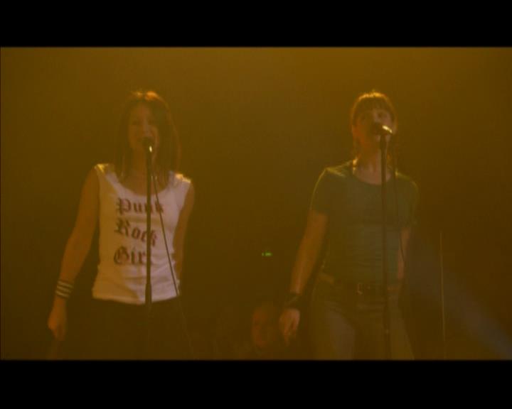 DailyDuff-dot-nl_GirlCanRockDVD-MusicVideoSoYesterdayLive0048.jpg