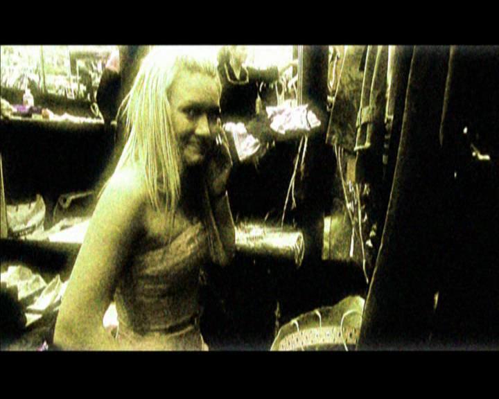 DailyDuff-dot-nl_GirlCanRockDVD-MusicVideoSoYesterdayLive0051.jpg