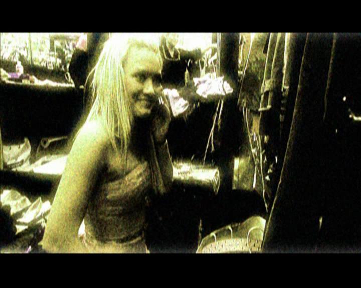 DailyDuff-dot-nl_GirlCanRockDVD-MusicVideoSoYesterdayLive0052.jpg