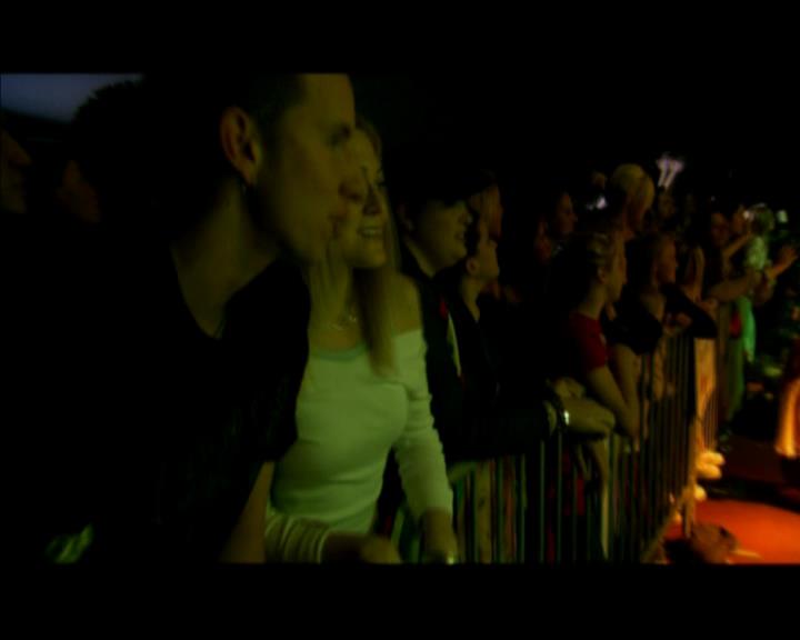 DailyDuff-dot-nl_GirlCanRockDVD-MusicVideoSoYesterdayLive0053.jpg