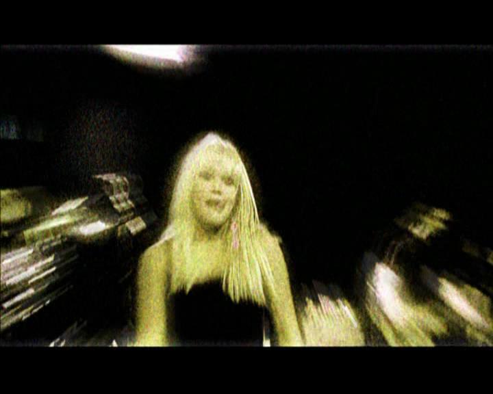 DailyDuff-dot-nl_GirlCanRockDVD-MusicVideoSoYesterdayLive0059.jpg