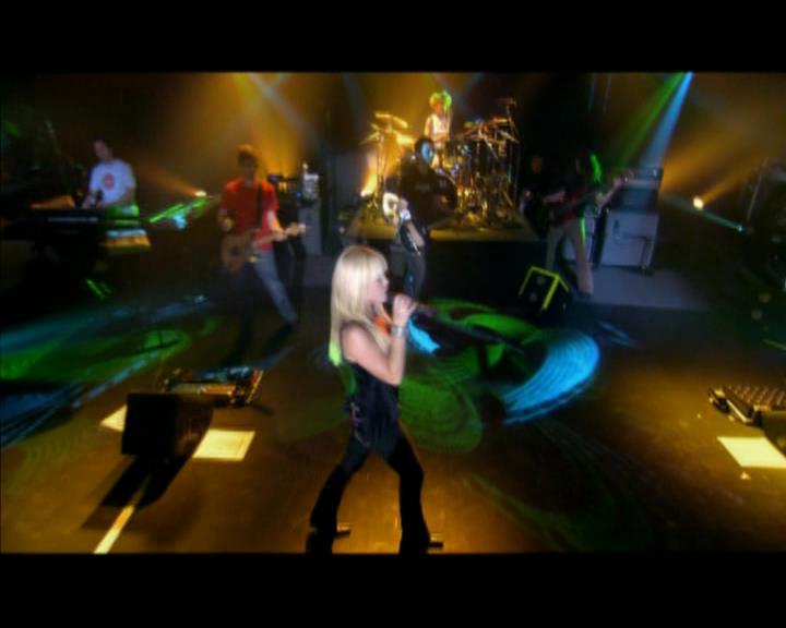 DailyDuff-dot-nl_GirlCanRockDVD-MusicVideoSoYesterdayLive0065.jpg