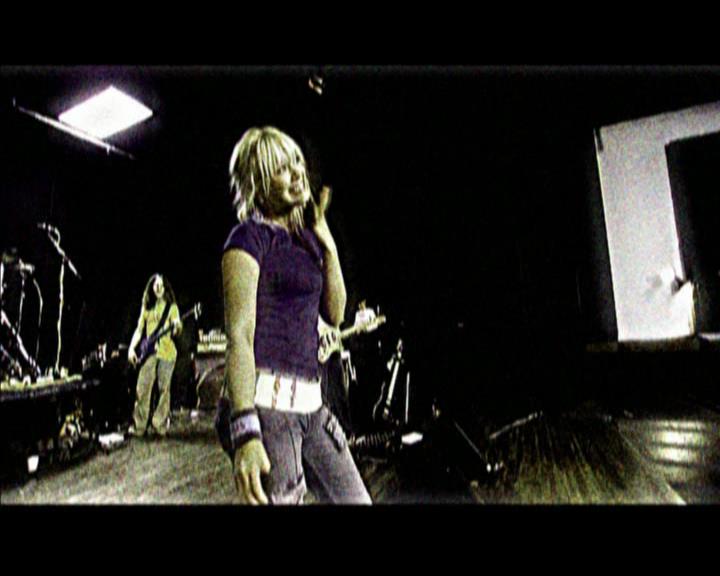 DailyDuff-dot-nl_GirlCanRockDVD-MusicVideoSoYesterdayLive0073.jpg