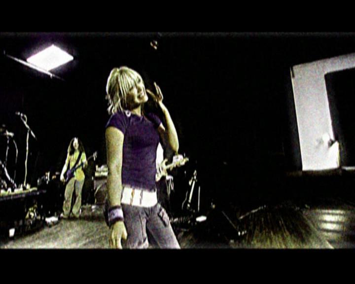 DailyDuff-dot-nl_GirlCanRockDVD-MusicVideoSoYesterdayLive0074.jpg