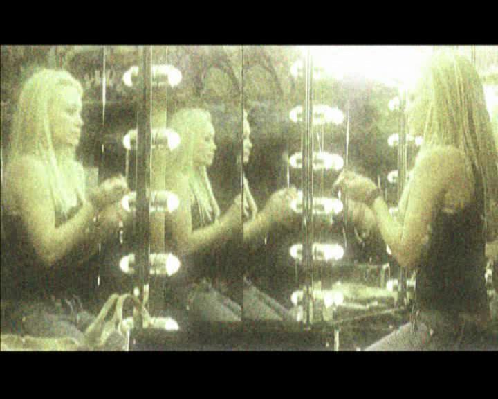 DailyDuff-dot-nl_GirlCanRockDVD-MusicVideoSoYesterdayLive0111.jpg