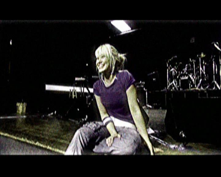 DailyDuff-dot-nl_GirlCanRockDVD-MusicVideoSoYesterdayLive0126.jpg