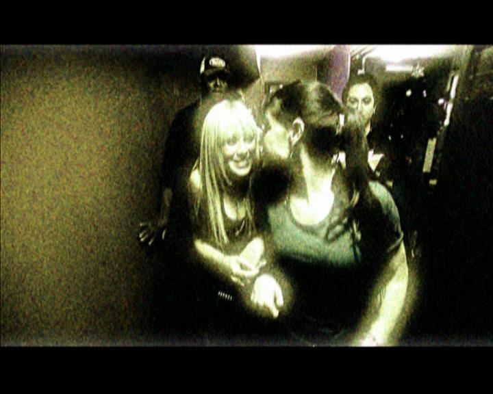 DailyDuff-dot-nl_GirlCanRockDVD-MusicVideoSoYesterdayLive0135.jpg