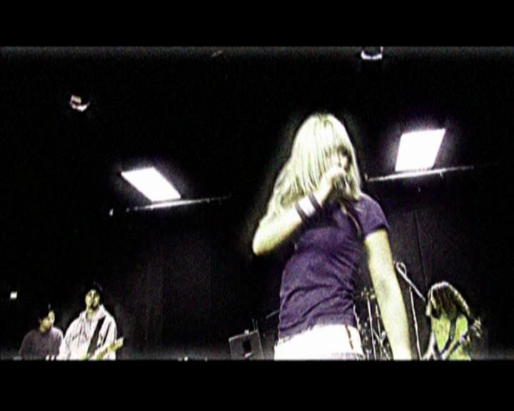 DailyDuff-dot-nl_GirlCanRockDVD-MusicVideoSoYesterdayLive0142.jpg