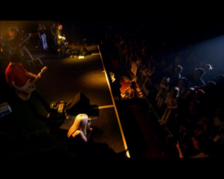 DailyDuff-dot-nl_GirlCanRockDVD-MusicVideoSoYesterdayLive0152.jpg