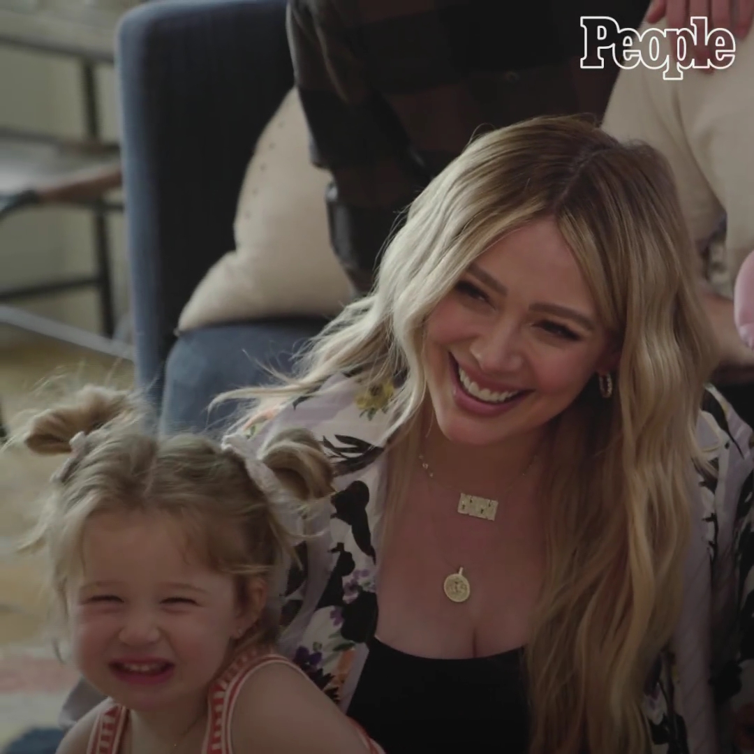 DailyDuff-dot-nl_2021PeopleMagazine-HilaryDuffAndMatthewKomaFamilyGoals0475.jpg DailyDuff-dot-nl_2021PeopleMagazine-HilaryDuffAndMatthewKomaFamilyGoals0475.jpg