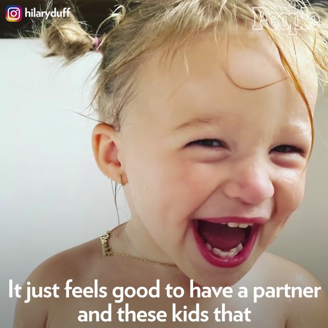 DailyDuff-dot-nl_2021PeopleMagazine-HilaryDuffAndMatthewKomaFamilyGoals0657.jpg DailyDuff-dot-nl_2021PeopleMagazine-HilaryDuffAndMatthewKomaFamilyGoals0657.jpg