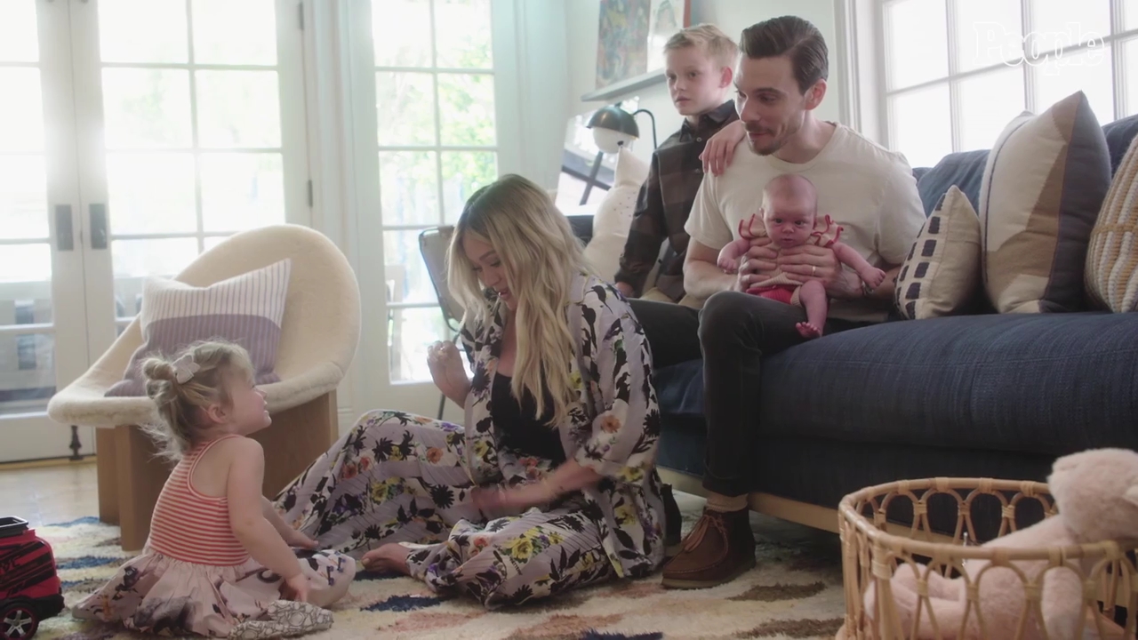 DailyDuff-dot-nl_2021PeopleMagazine-HilaryReflectsOnLifeAsMomOf3AfterWelcomingBabyMae0071.jpg DailyDuff-dot-nl_2021PeopleMagazine-HilaryReflectsOnLifeAsMomOf3AfterWelcomingBabyMae0071.jpg