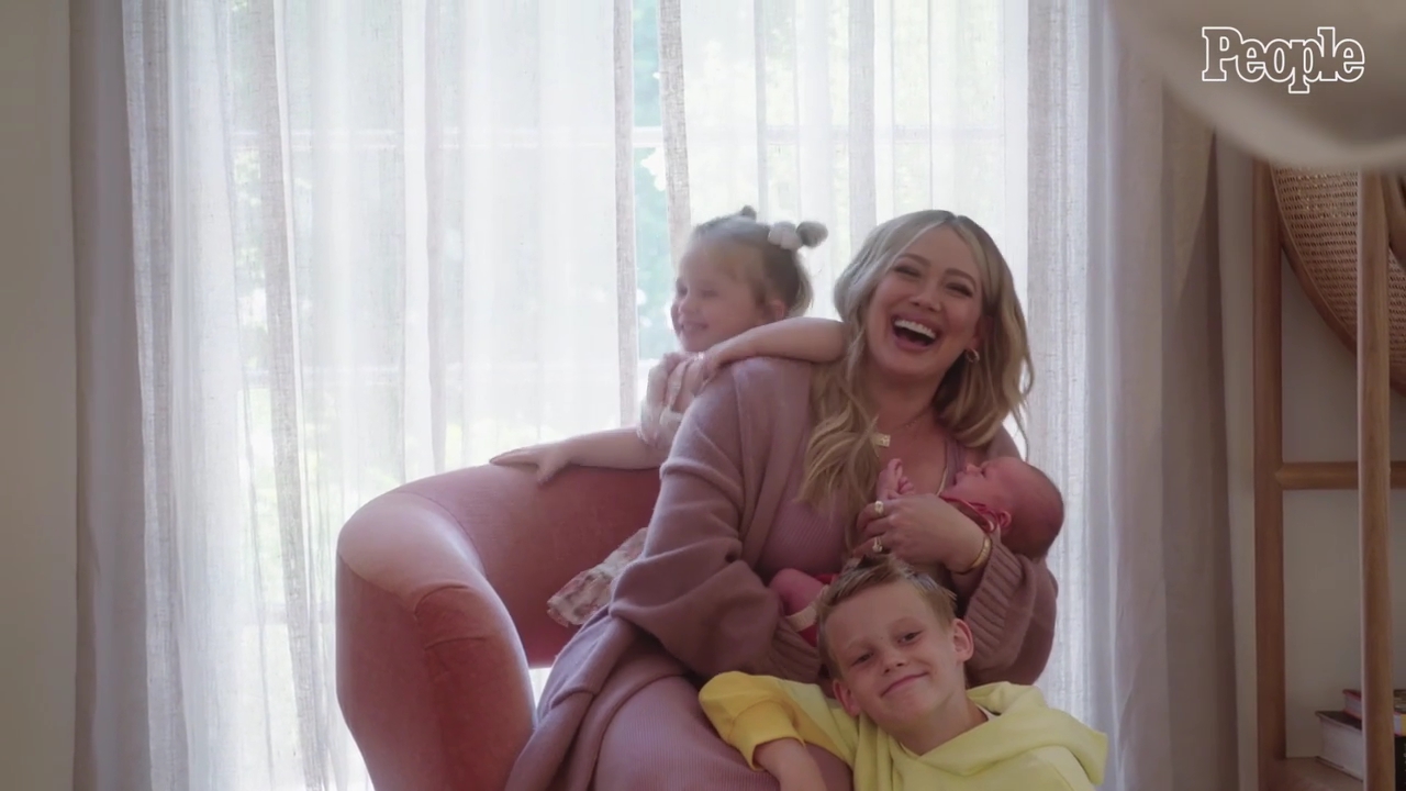 DailyDuff-dot-nl_2021PeopleMagazine-HilaryReflectsOnLifeAsMomOf3AfterWelcomingBabyMae0147.jpg