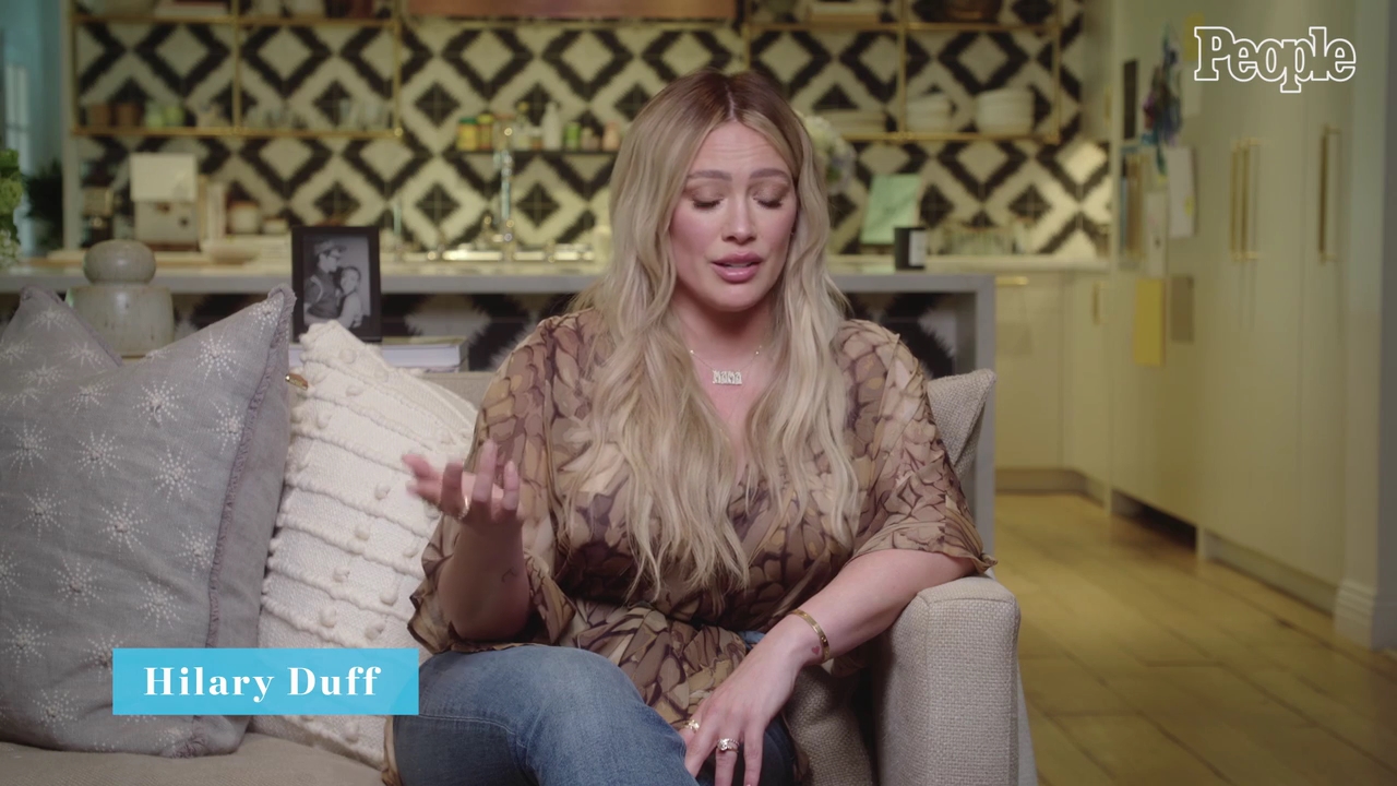 DailyDuff-dot-nl_2021PeopleMagazine-HilaryDuffontheMidnightFeedingMomentThatLeadHertoWriteChildrensBookMyLittleBraveGirl0197.jpg DailyDuff-dot-nl_2021PeopleMagazine-HilaryDuffontheMidnightFeedingMomentThatLeadHertoWriteChildrensBookMyLittleBraveGirl0197.jpg