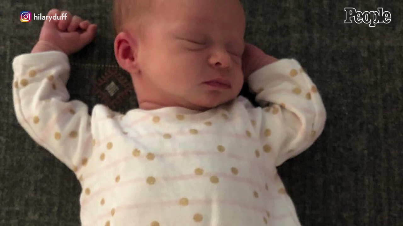 DailyDuff-dot-nl_2021PeopleMagazine-HilaryDuffontheMidnightFeedingMomentThatLeadHertoWriteChildrensBookMyLittleBraveGirl0207.jpg DailyDuff-dot-nl_2021PeopleMagazine-HilaryDuffontheMidnightFeedingMomentThatLeadHertoWriteChildrensBookMyLittleBraveGirl0207.jpg