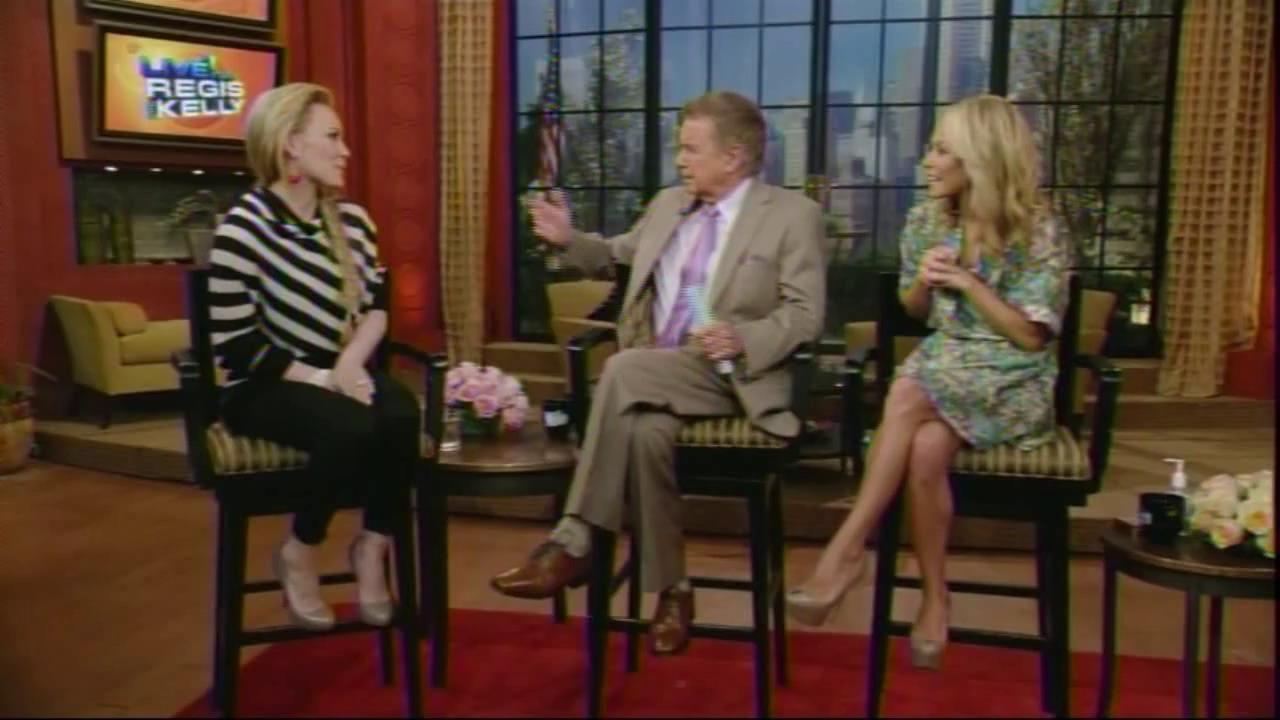 DailyDuff_dot_org__2010LiveWithRegisAndKelly00039.jpg DailyDuff_dot_org__2010LiveWithRegisAndKelly00039.jpg