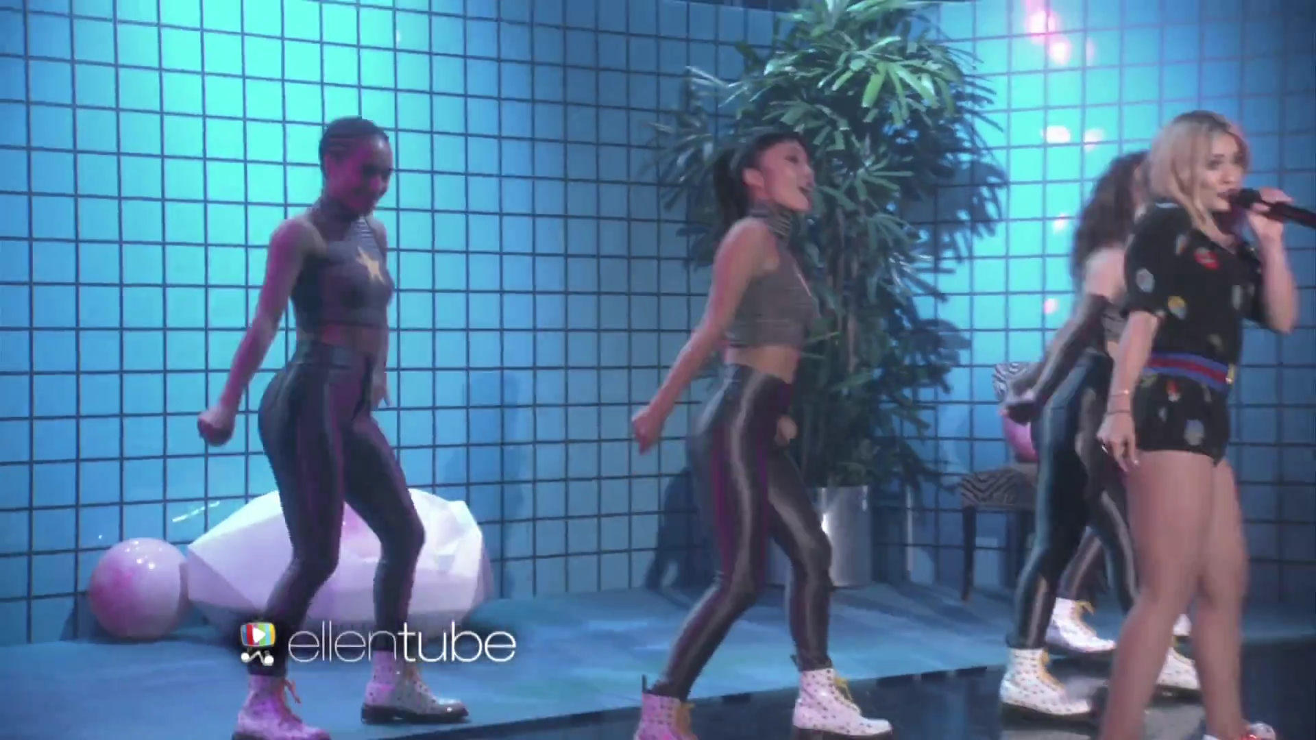 DailyDuff-dot-nl_2015Ellen-PreformingSparks0123.jpg DailyDuff-dot-nl_2015Ellen-PreformingSparks0123.jpg