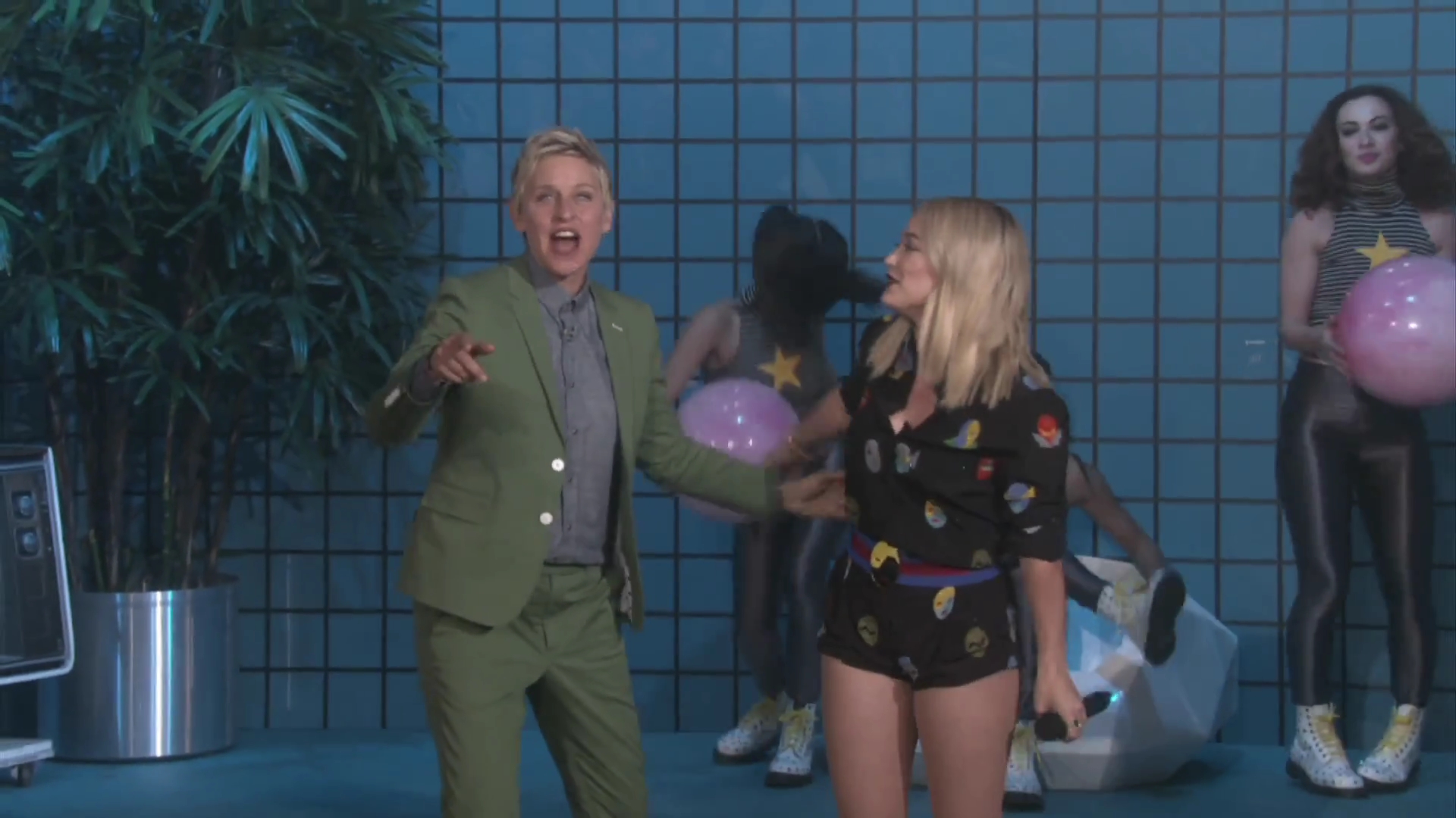 DailyDuff-dot-nl_2015Ellen-PreformingSparks0192.jpg DailyDuff-dot-nl_2015Ellen-PreformingSparks0192.jpg