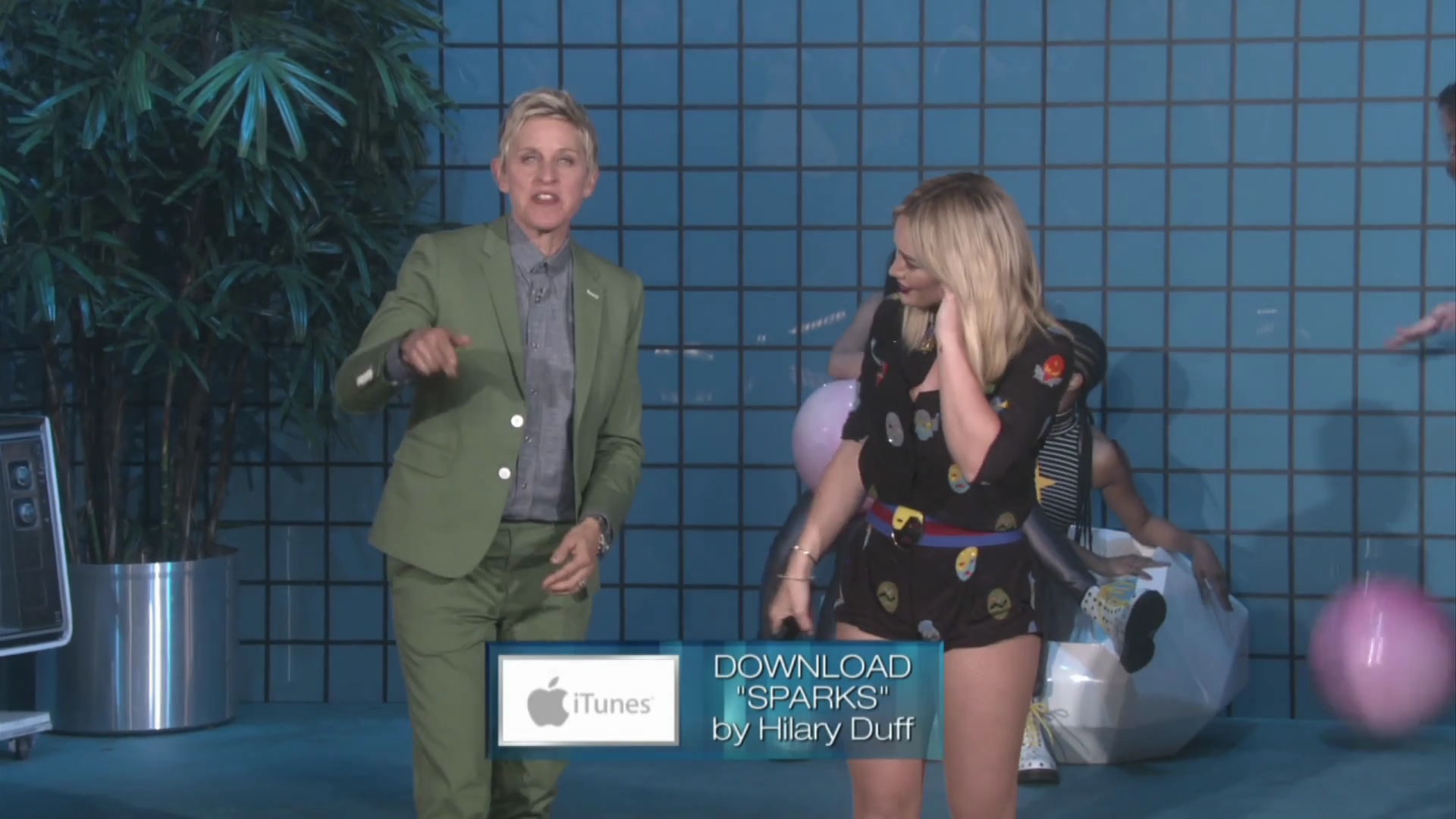 DailyDuff-dot-nl_2015Ellen-PreformingSparks0194.jpg DailyDuff-dot-nl_2015Ellen-PreformingSparks0194.jpg