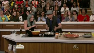 DailyDuff-dot-nl_2015TheChew0418.jpg