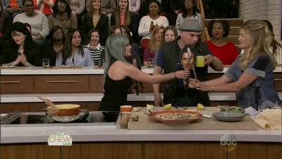 DailyDuff-dot-nl_2015TheChew0502.jpg