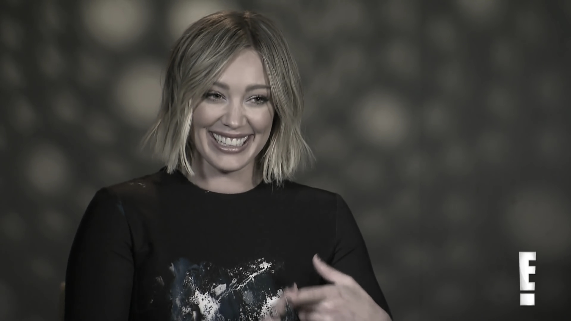 DailyDuff_dot_nl-2016Enews_HilaryDuffPlaysHilariousTwoTruthsandaLieGame0119.jpg
