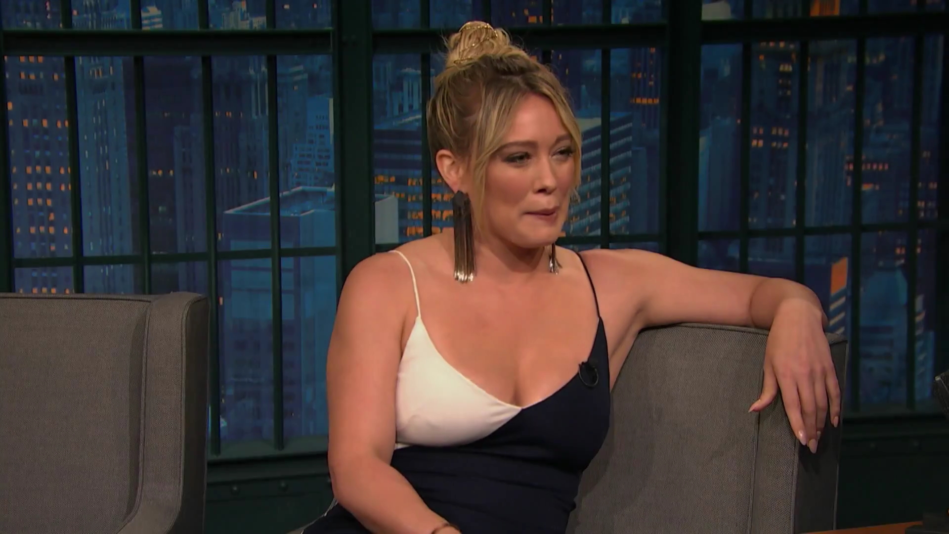 DailyDuff-dot-NL_2017LateNightWithSethMeyers0002.jpg