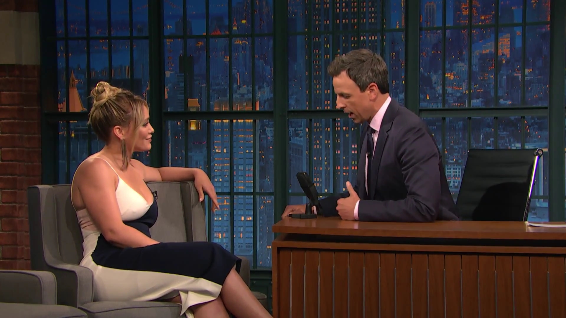 DailyDuff-dot-NL_2017LateNightWithSethMeyers0004.jpg