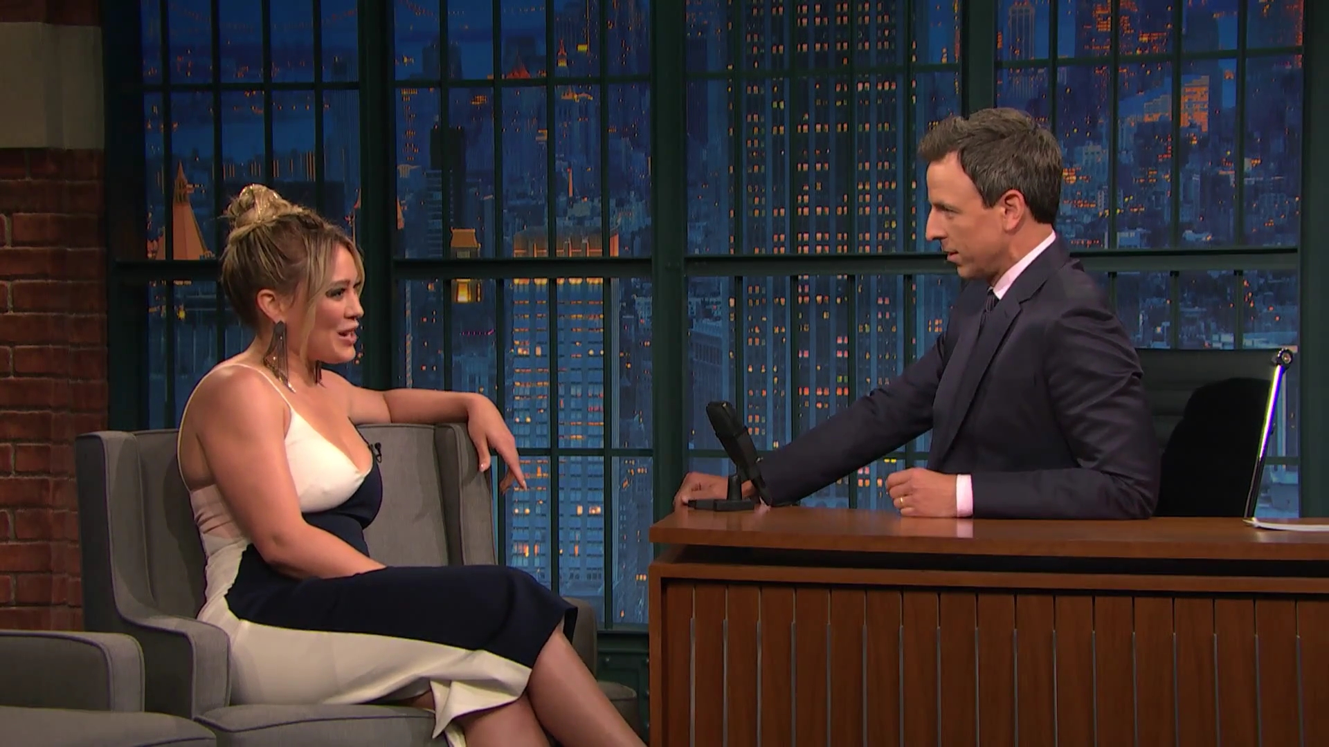 DailyDuff-dot-NL_2017LateNightWithSethMeyers0010.jpg