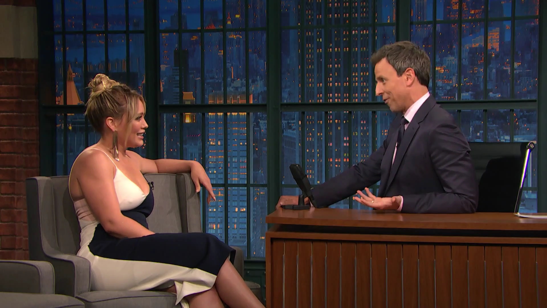 DailyDuff-dot-NL_2017LateNightWithSethMeyers0014.jpg