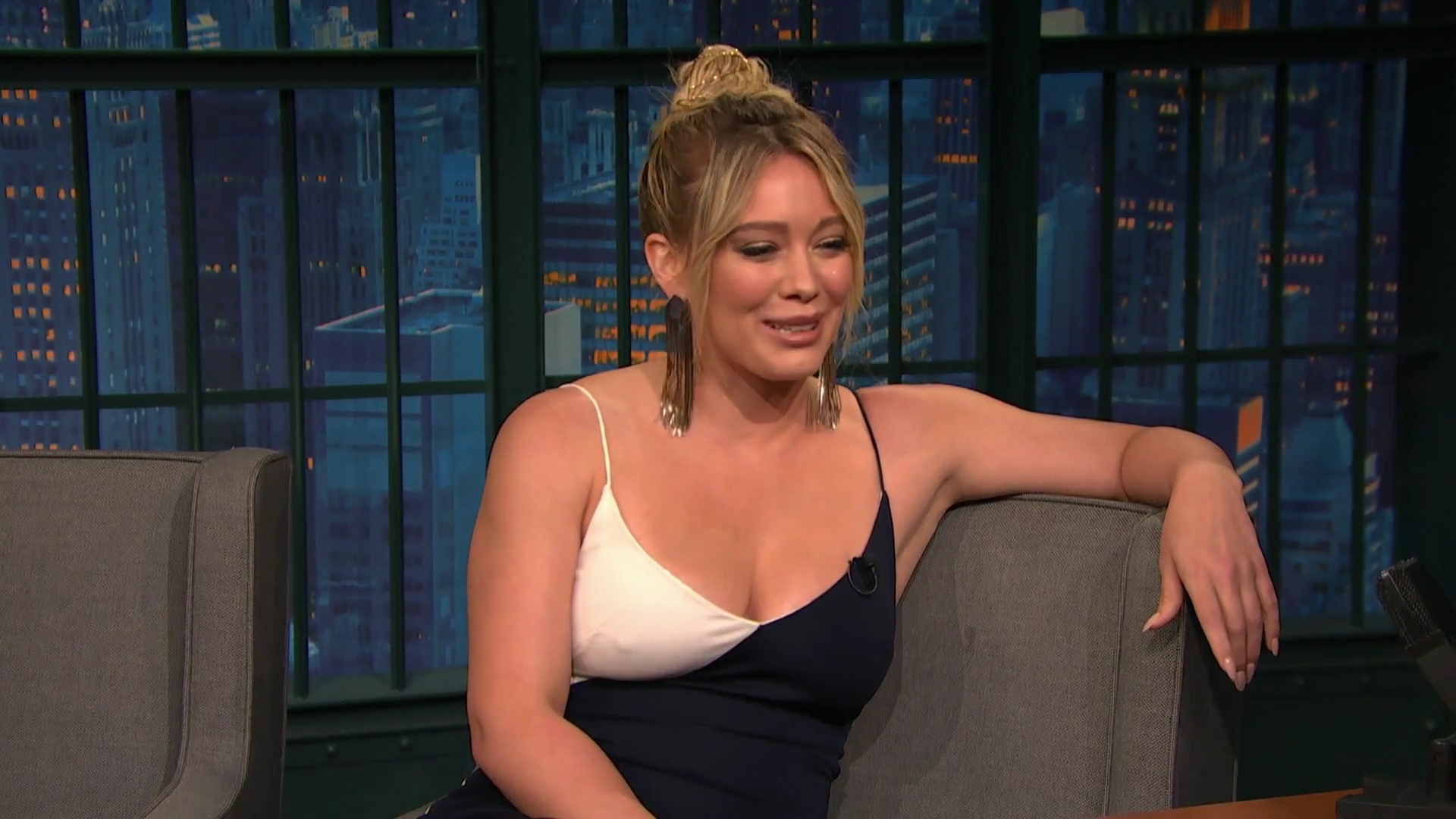 DailyDuff-dot-NL_2017LateNightWithSethMeyers0020.jpg