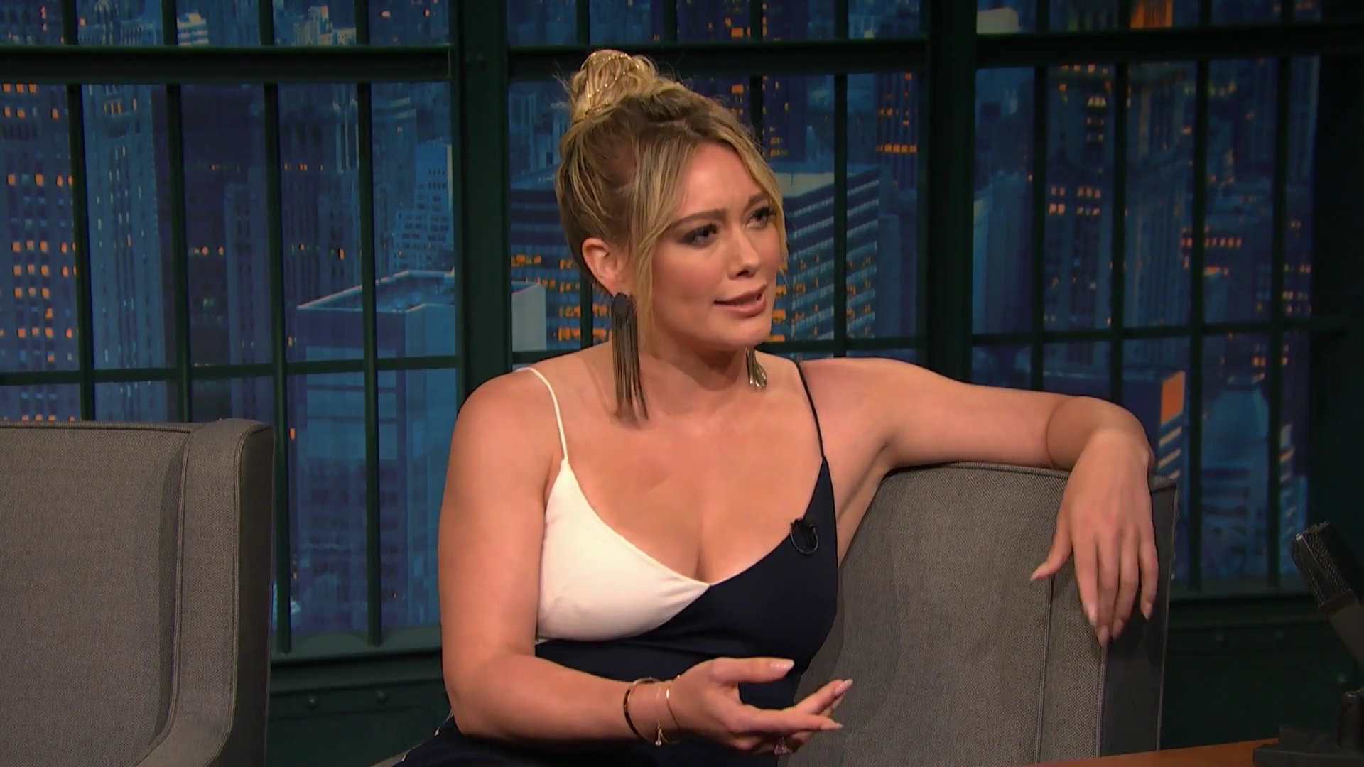 DailyDuff-dot-NL_2017LateNightWithSethMeyers0029.jpg