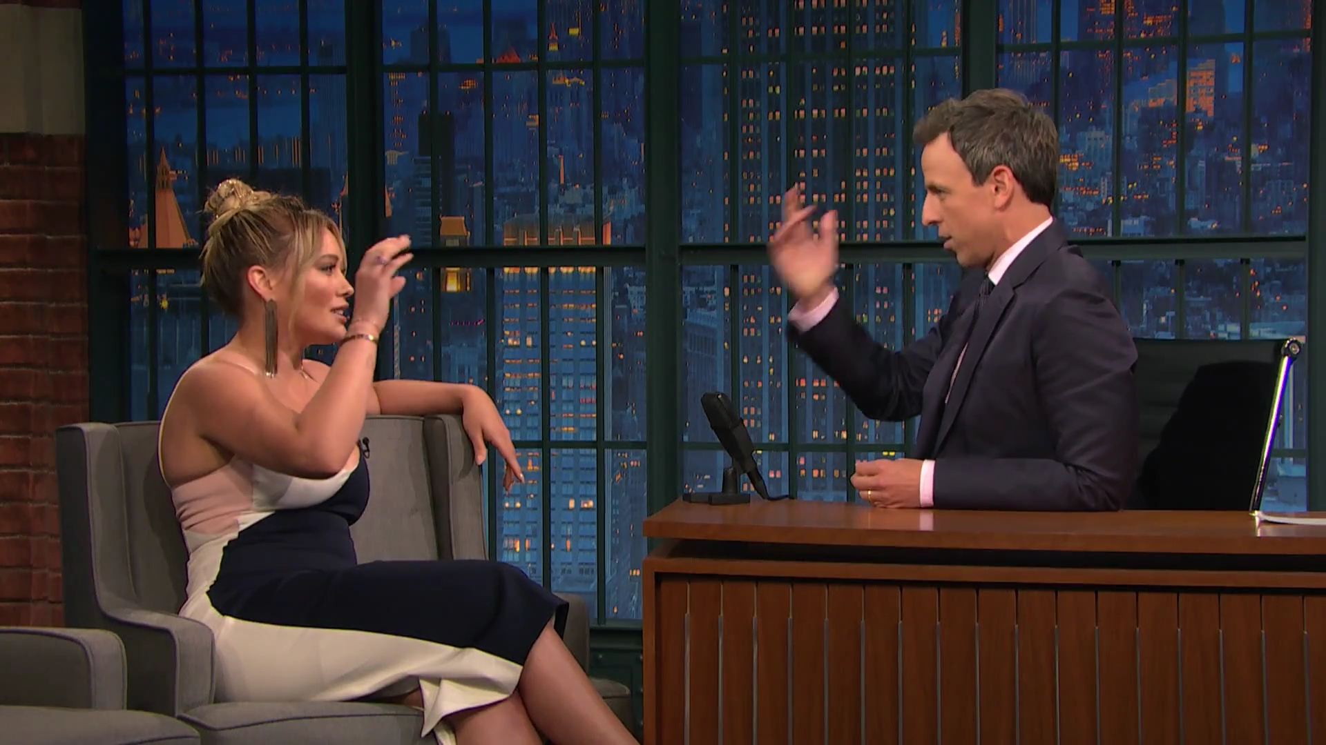DailyDuff-dot-NL_2017LateNightWithSethMeyers0031.jpg