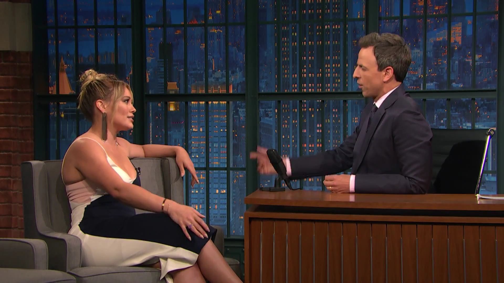 DailyDuff-dot-NL_2017LateNightWithSethMeyers0032.jpg