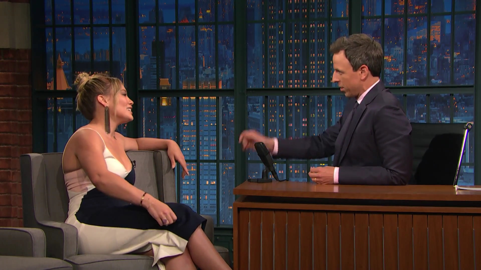 DailyDuff-dot-NL_2017LateNightWithSethMeyers0033.jpg