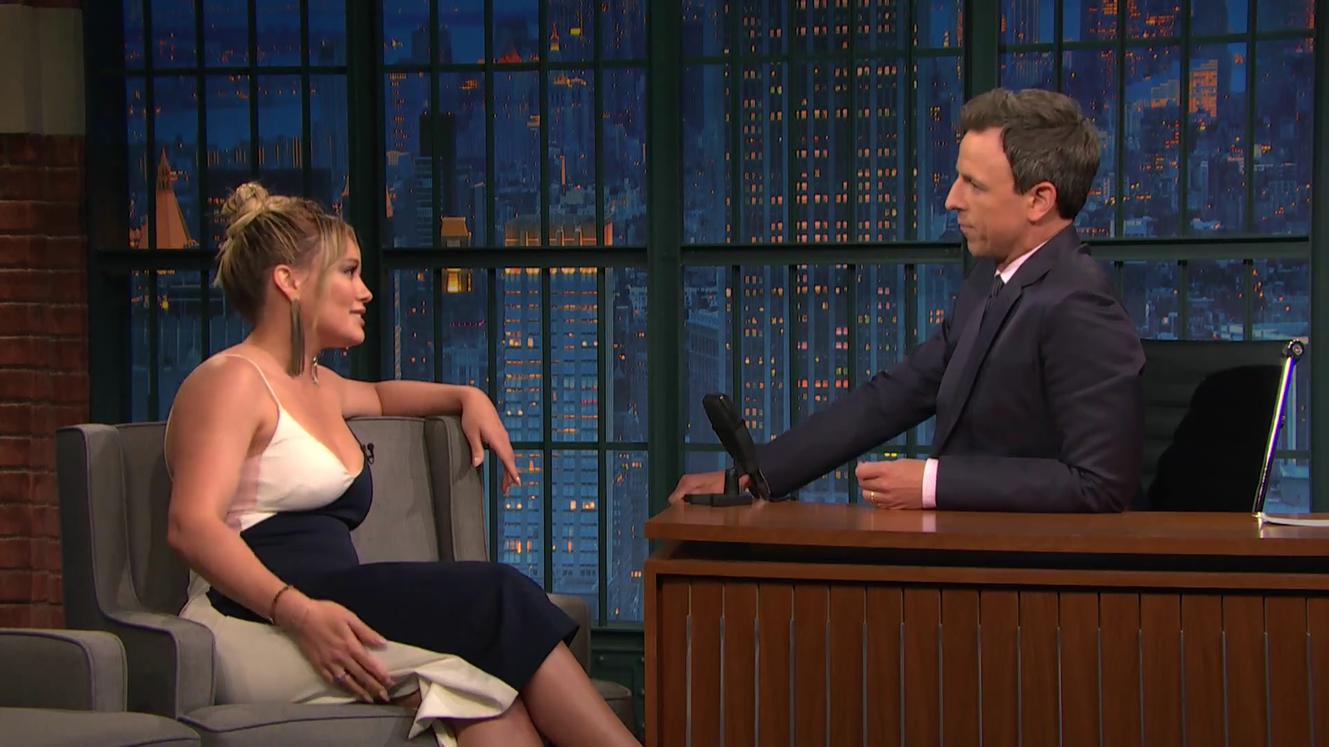 DailyDuff-dot-NL_2017LateNightWithSethMeyers0034.jpg