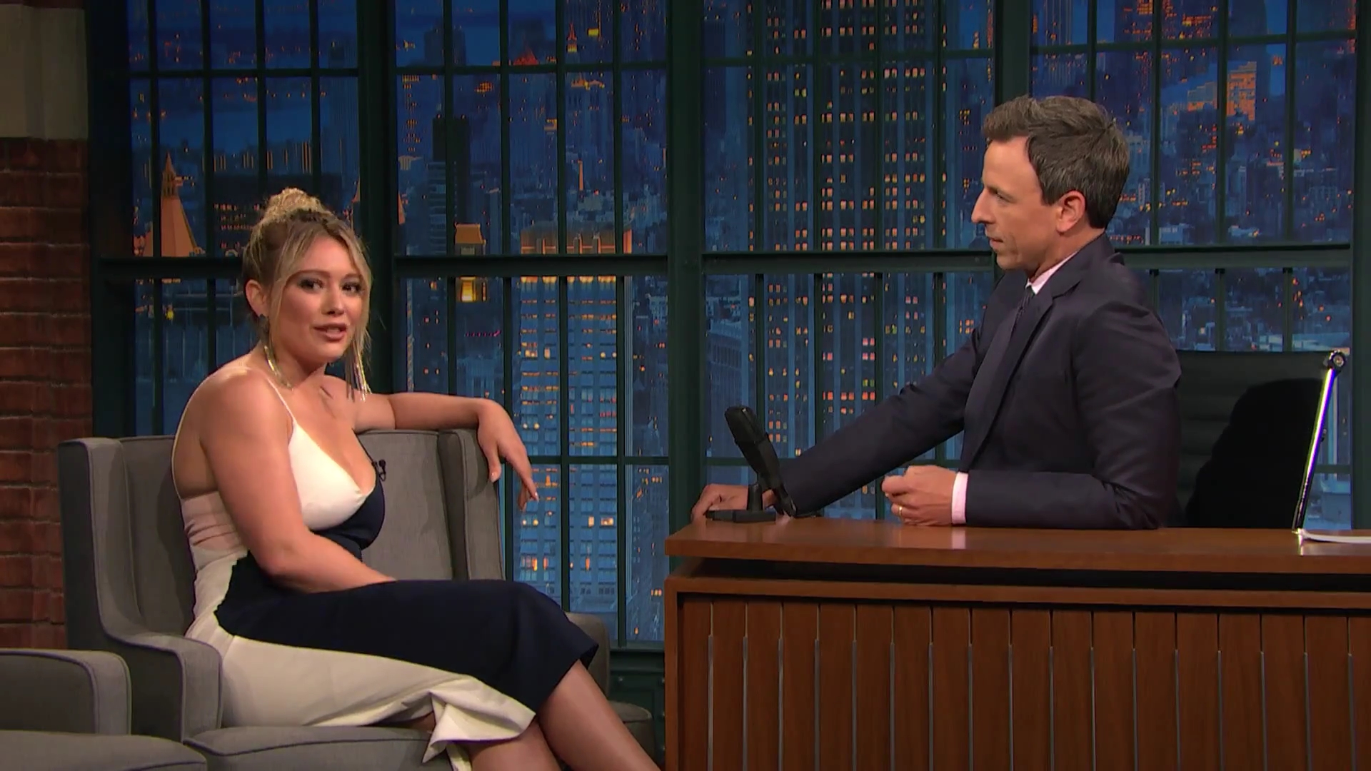 DailyDuff-dot-NL_2017LateNightWithSethMeyers0035.jpg