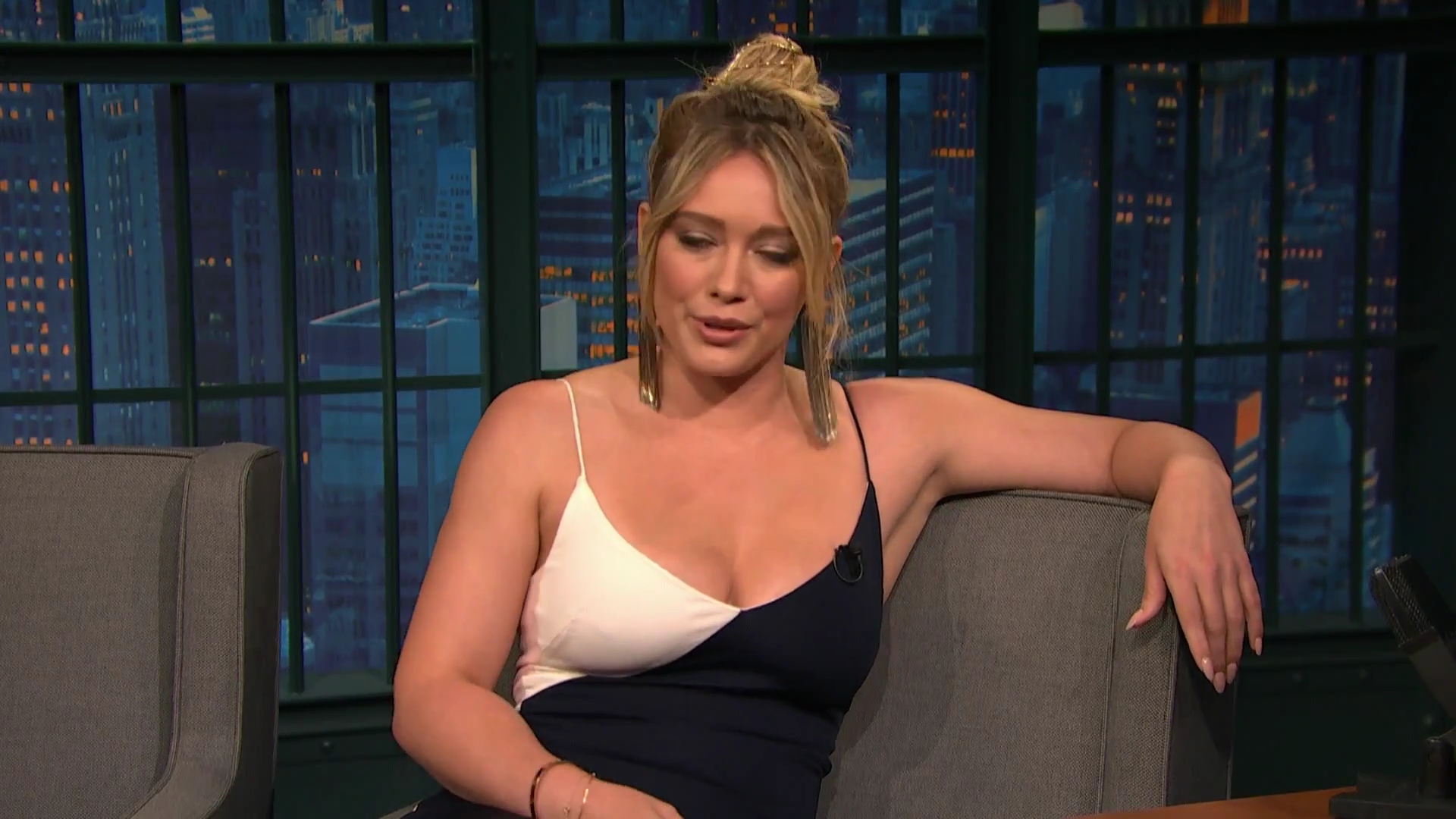DailyDuff-dot-NL_2017LateNightWithSethMeyers0036.jpg