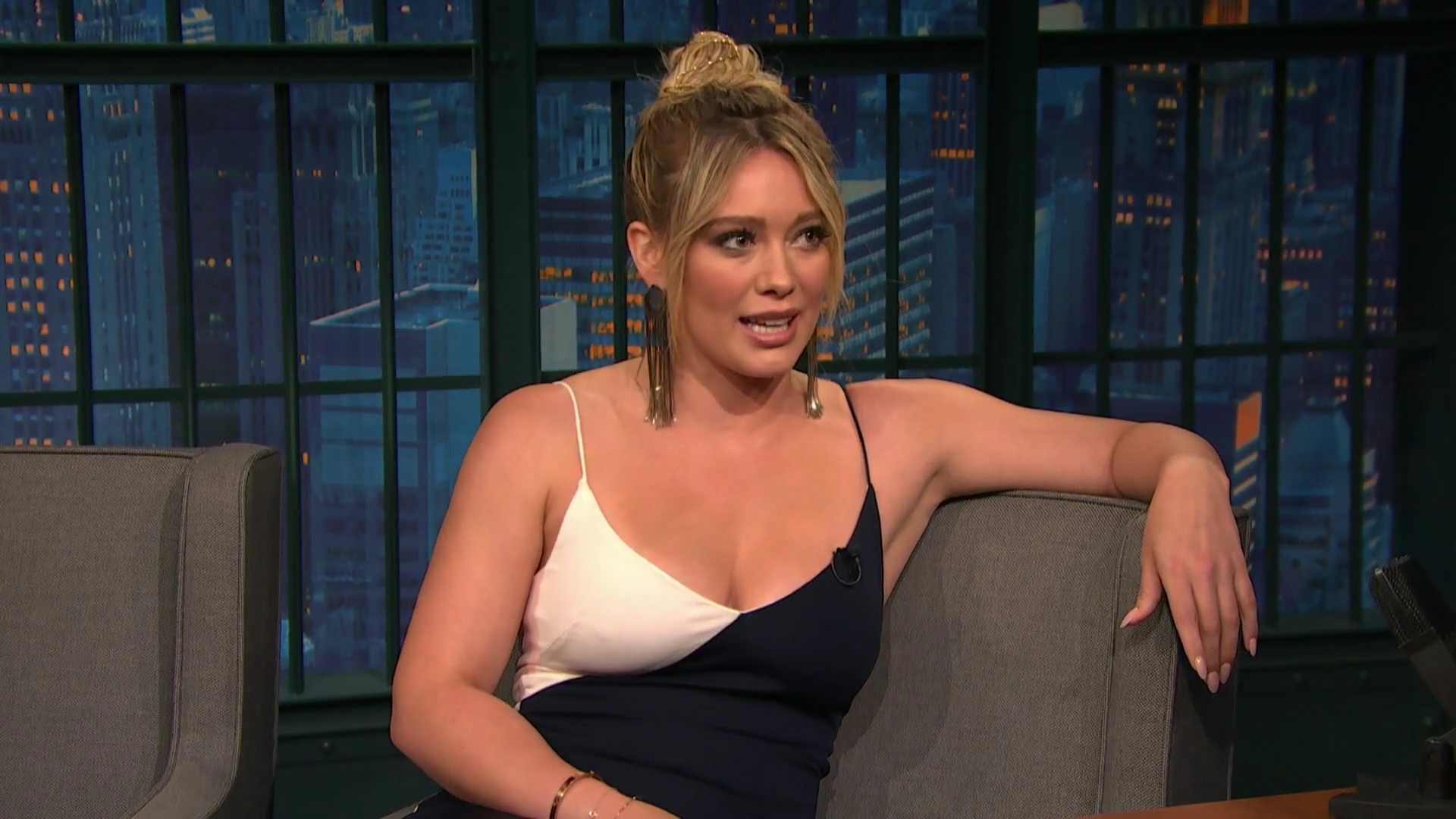 DailyDuff-dot-NL_2017LateNightWithSethMeyers0037.jpg