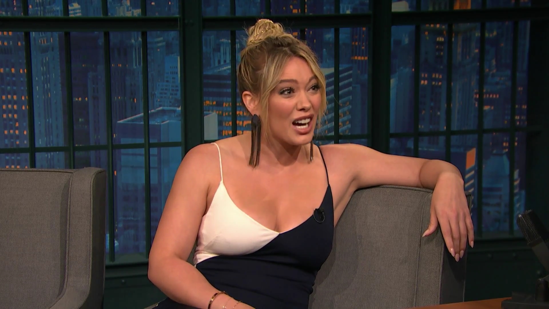 DailyDuff-dot-NL_2017LateNightWithSethMeyers0038.jpg