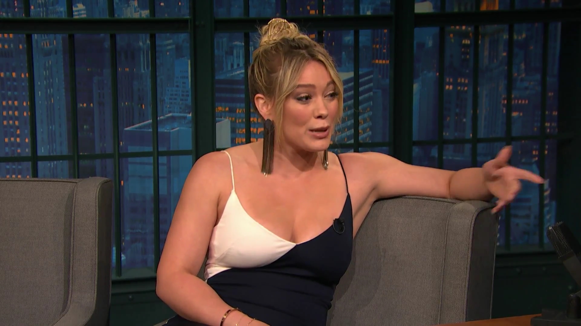DailyDuff-dot-NL_2017LateNightWithSethMeyers0039.jpg