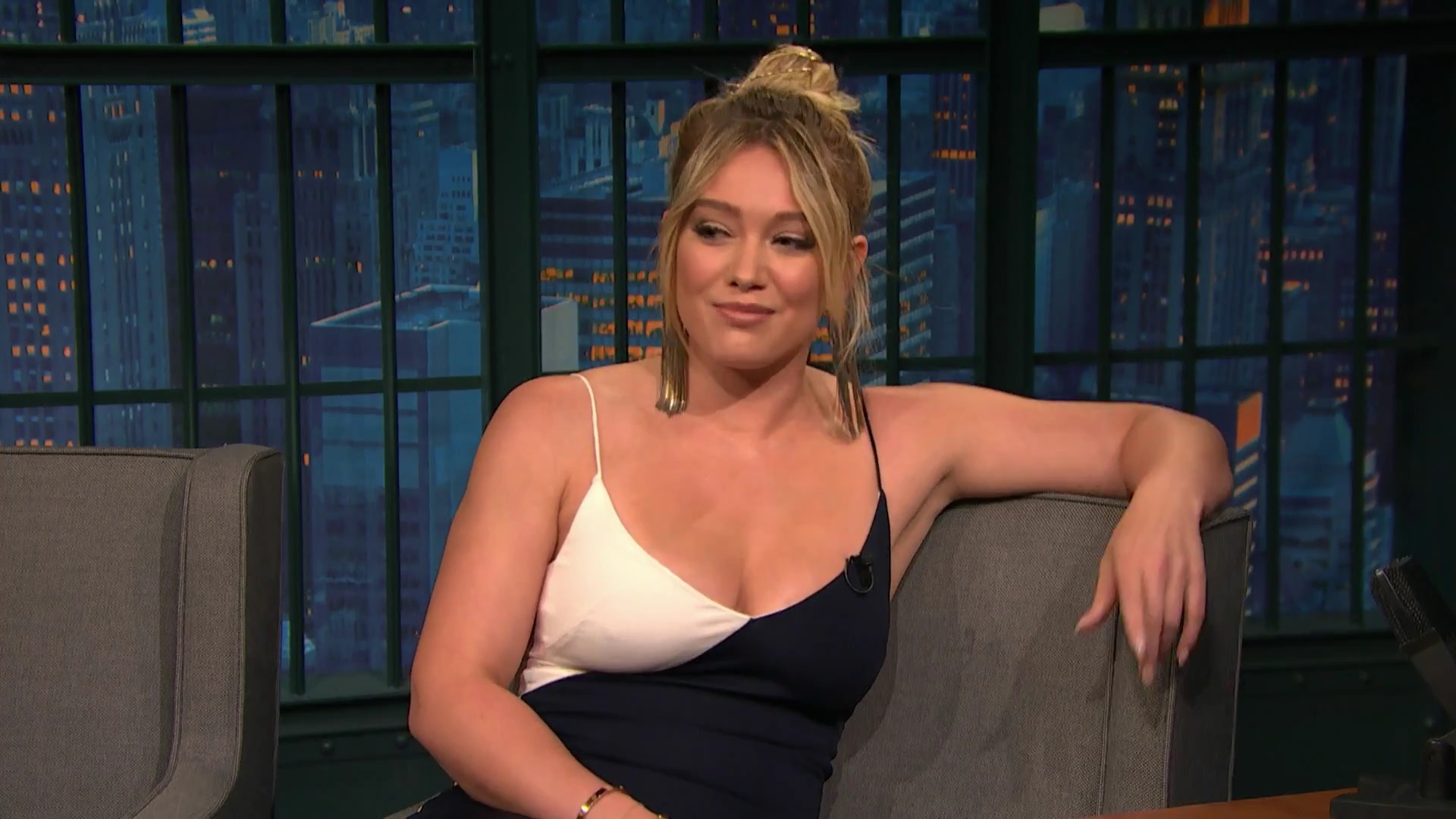 DailyDuff-dot-NL_2017LateNightWithSethMeyers0040.jpg