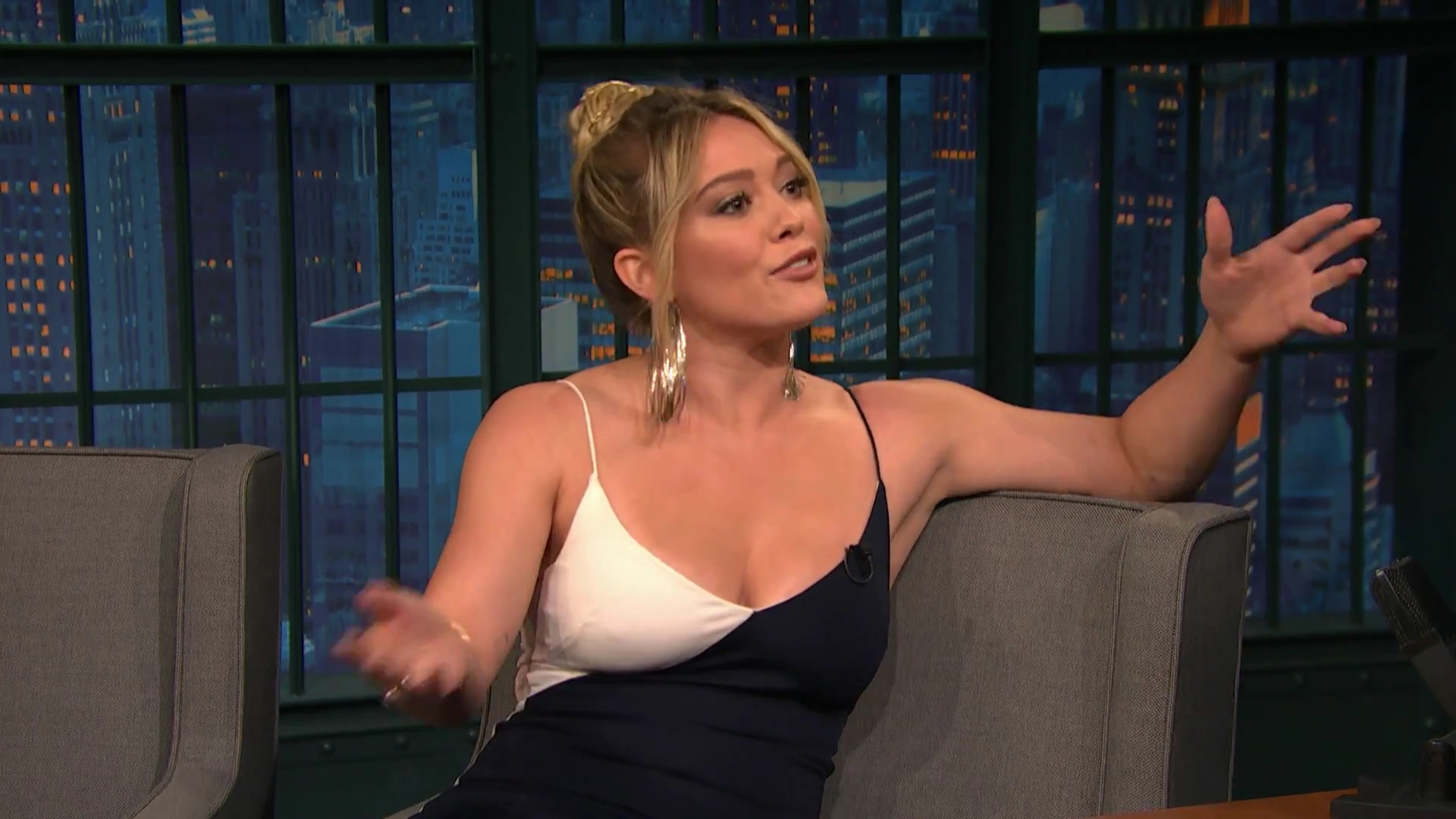 DailyDuff-dot-NL_2017LateNightWithSethMeyers0042.jpg