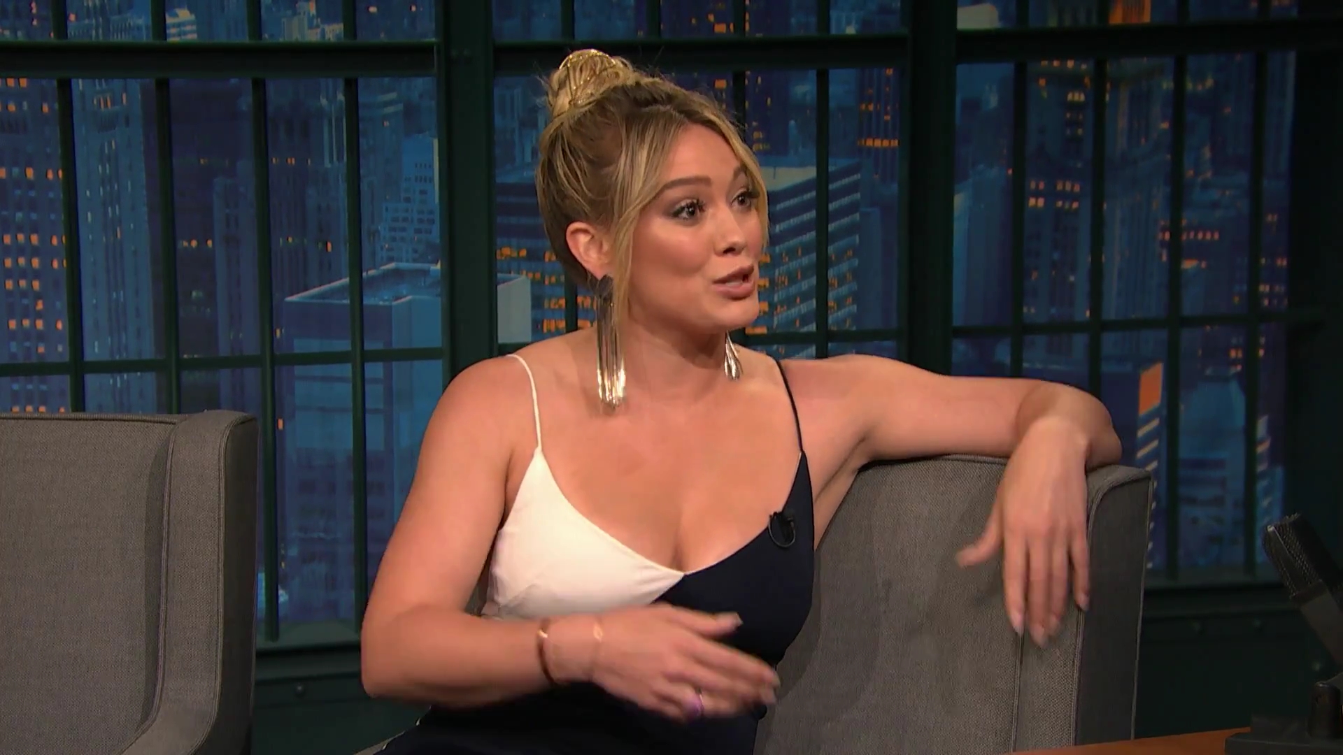 DailyDuff-dot-NL_2017LateNightWithSethMeyers0043.jpg
