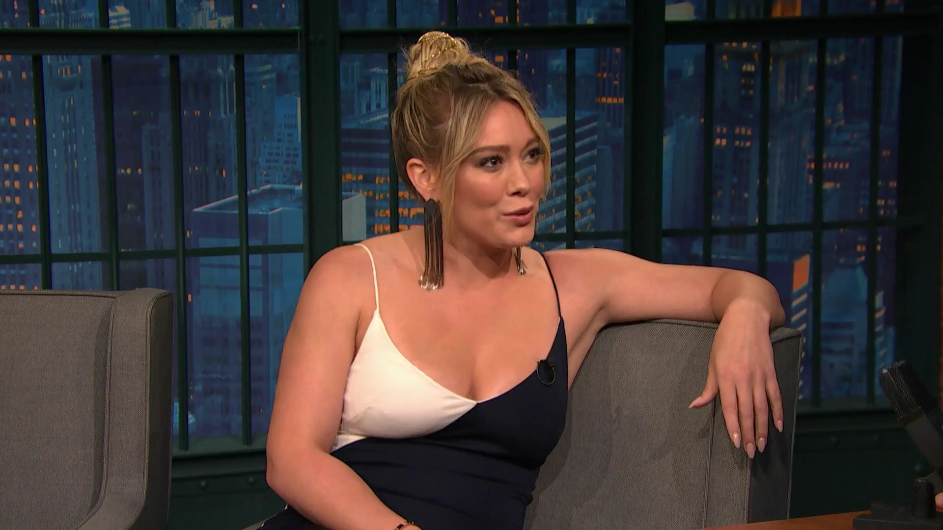 DailyDuff-dot-NL_2017LateNightWithSethMeyers0045.jpg