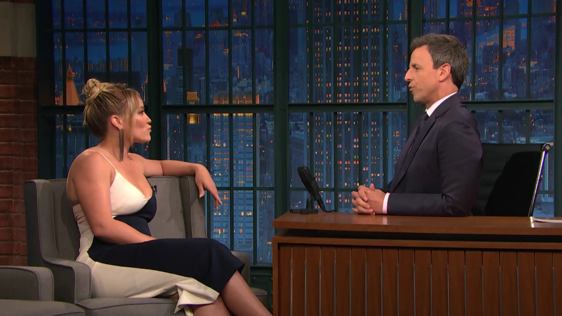 DailyDuff-dot-NL_2017LateNightWithSethMeyers0048.jpg
