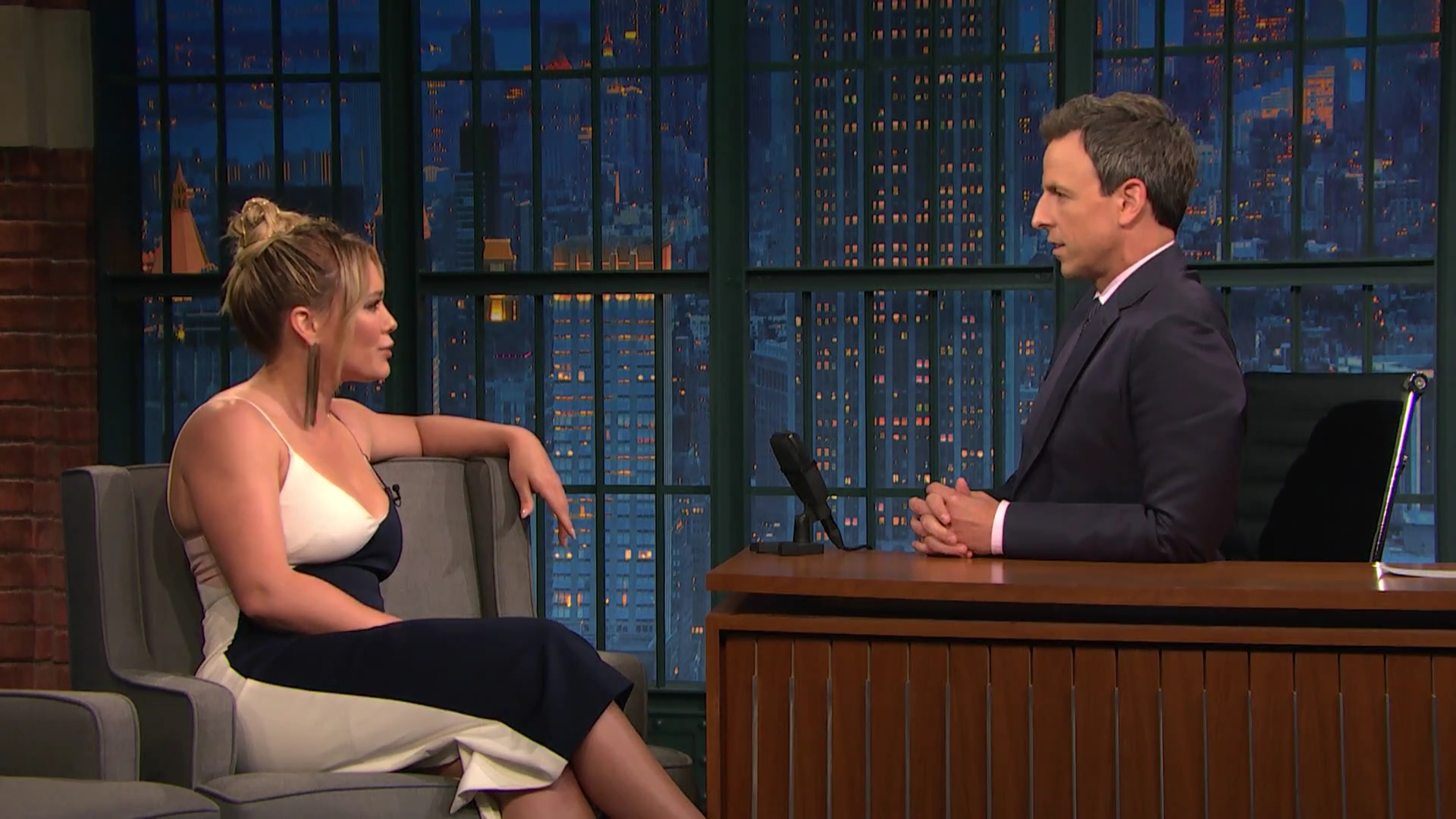 DailyDuff-dot-NL_2017LateNightWithSethMeyers0052.jpg